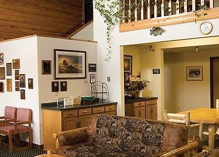 Mcquoid'S Inn And Event Center Isle Bagian luar foto