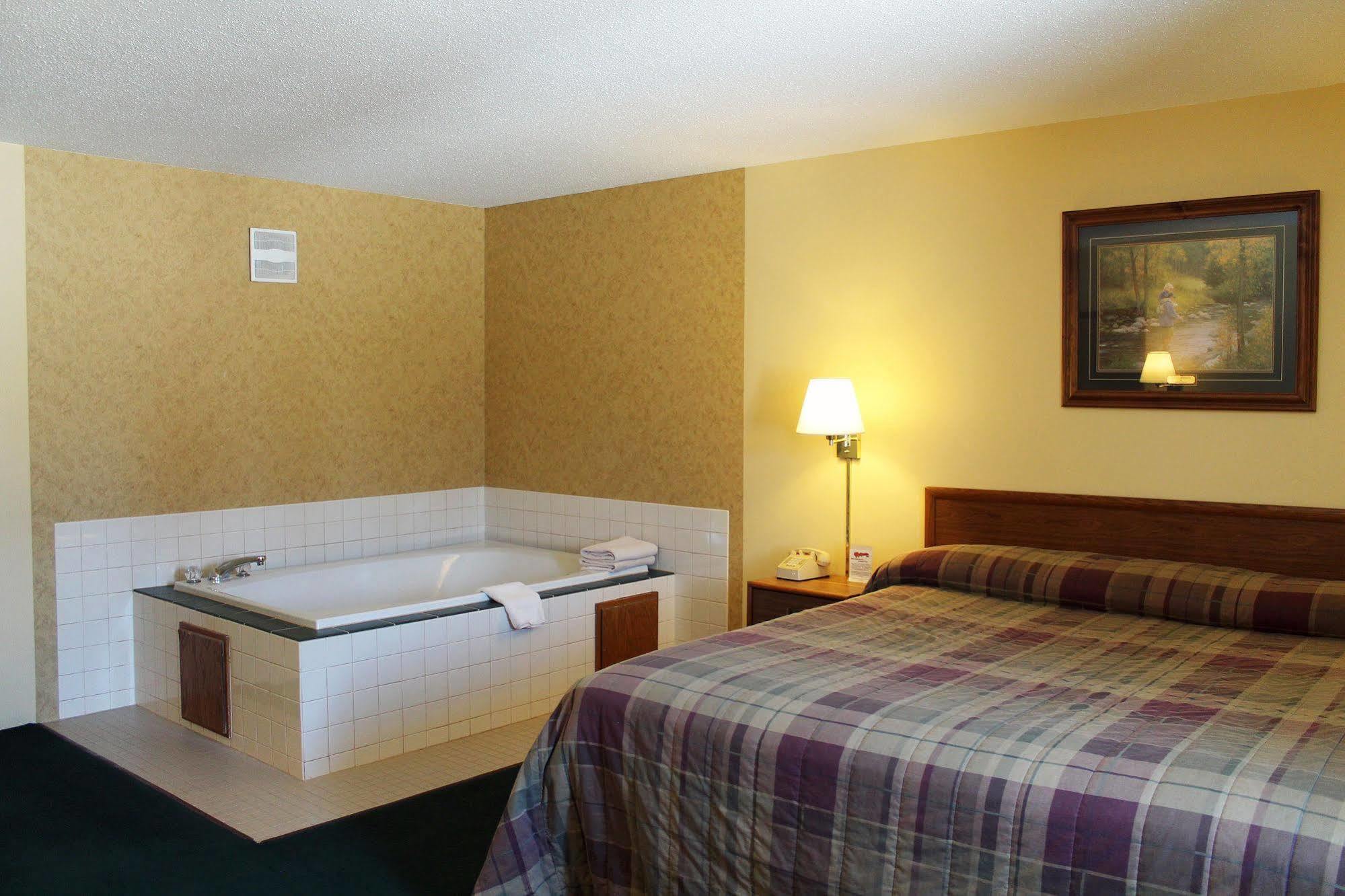 Mcquoid'S Inn And Event Center Isle Bagian luar foto