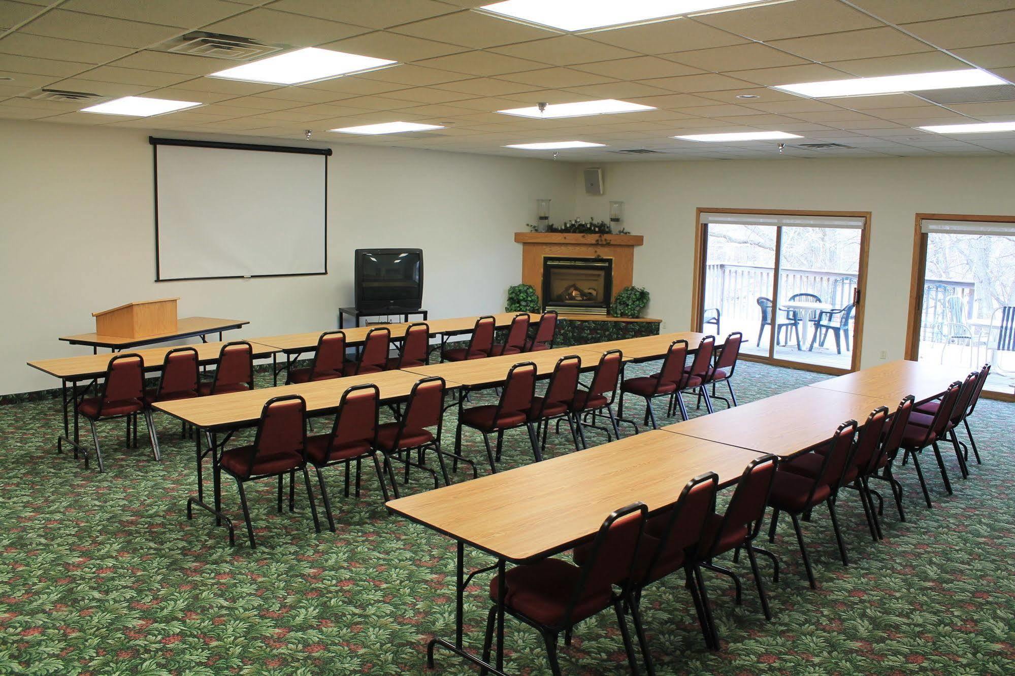 Mcquoid'S Inn And Event Center Isle Bagian luar foto