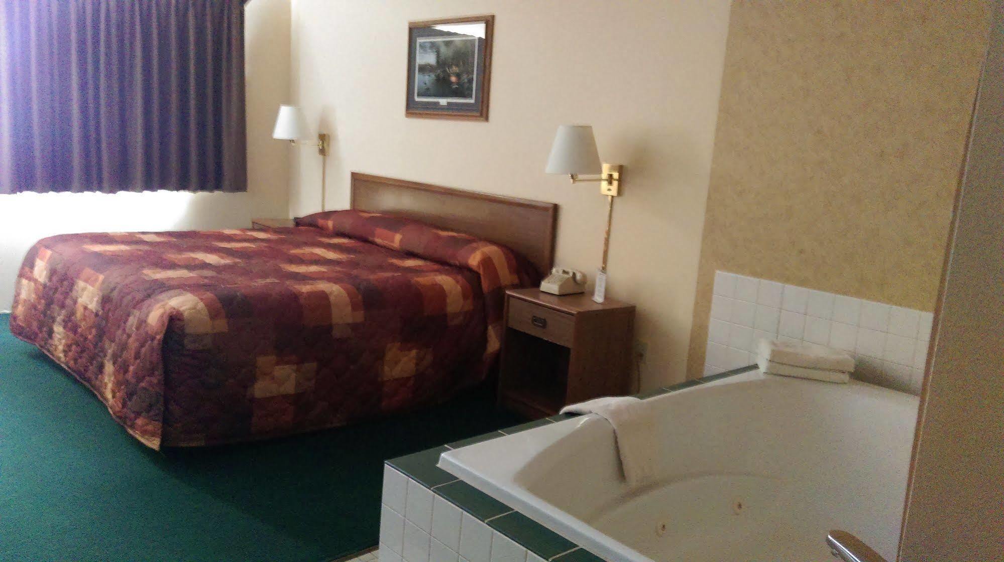 Mcquoid'S Inn And Event Center Isle Bagian luar foto